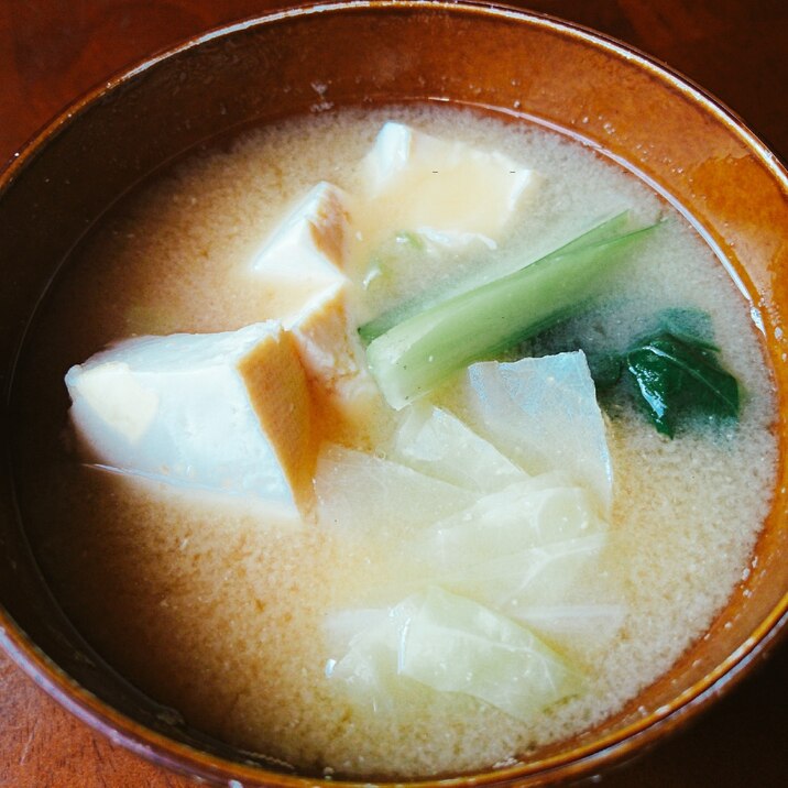 小松菜とキャベツと豆腐のお味噌汁